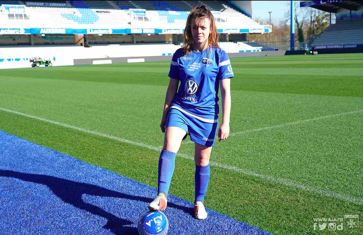 Ophélie Gouveia partage son temps entre l’école du Centre de formation Acadomia AJA et les terrains de football dans l'espoir de devenir professionnelle.