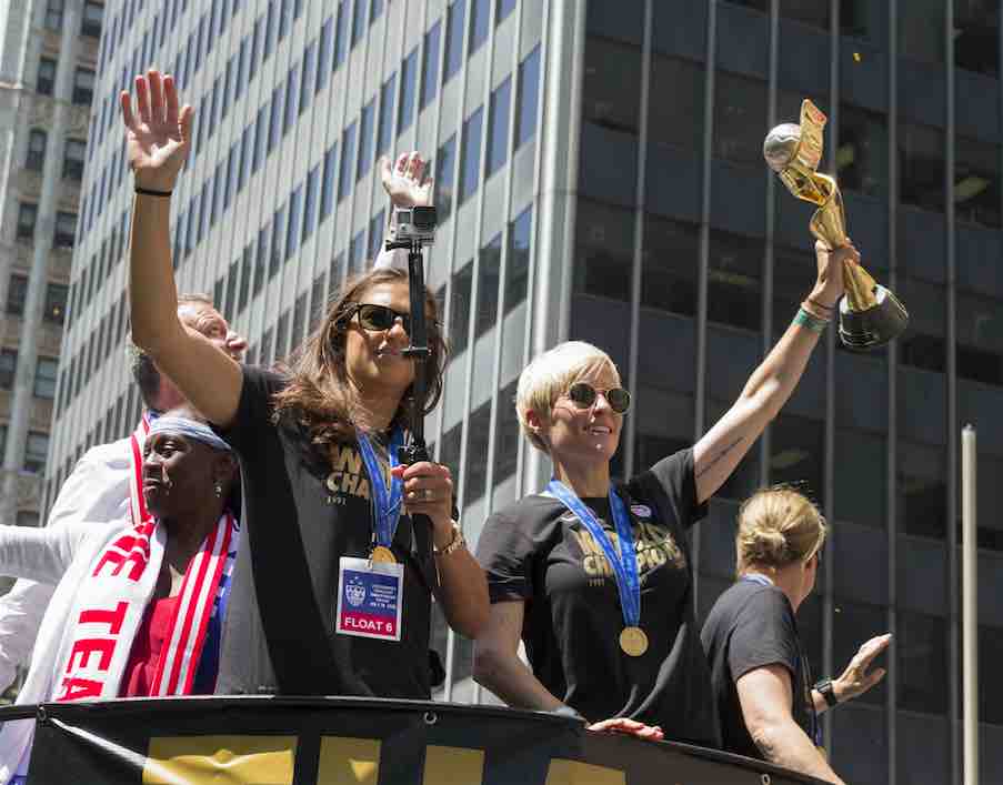 Il existe un endroit sur terre où le football féminin s’est plus rapidement et mieux développé que nulle part ailleurs : les États-Unis. Les USA sont la référence mondiale en matière de football féminin. La preuve en faits, en chiffres et en images.