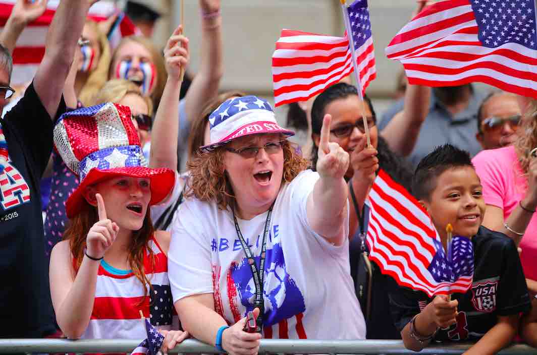 Il existe un endroit sur terre où le football féminin s’est plus rapidement et mieux développé que nulle part ailleurs : les États-Unis. Les USA sont la référence mondiale en matière de football féminin. La preuve en faits, en chiffres et en images.
