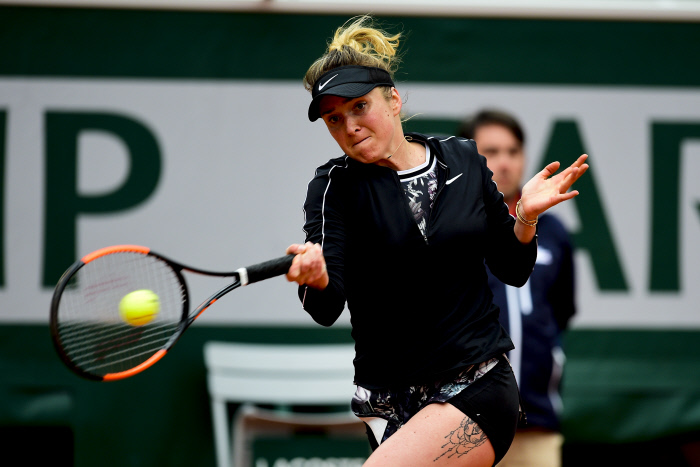 L’Ukrainienne Elina Svitolina s’est qualifiée pour le troisième tour de Roland-Garros ce matin, à la suite de l’abandon de sa compatriote Kateryna Kozlova.