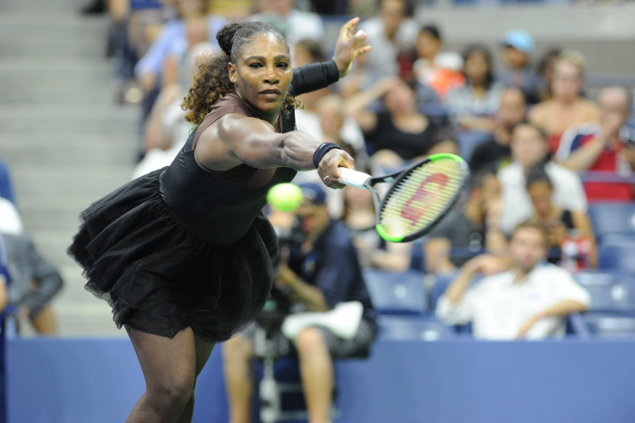 L'Américaine Serena Williams s'est qualifiée pour le troisième tour de Roland-Garros en seulement 67 minutes, aux dépens de la Japonaise Kurumi Nara.