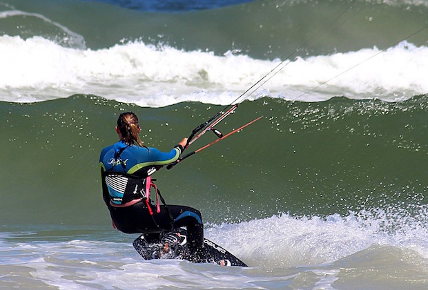 La Fédération française de voile lance son programme de détection « Elles de Kite – Horizon 2024 » afin de recruter des kitesurfeuses en vue de Paris 2024.