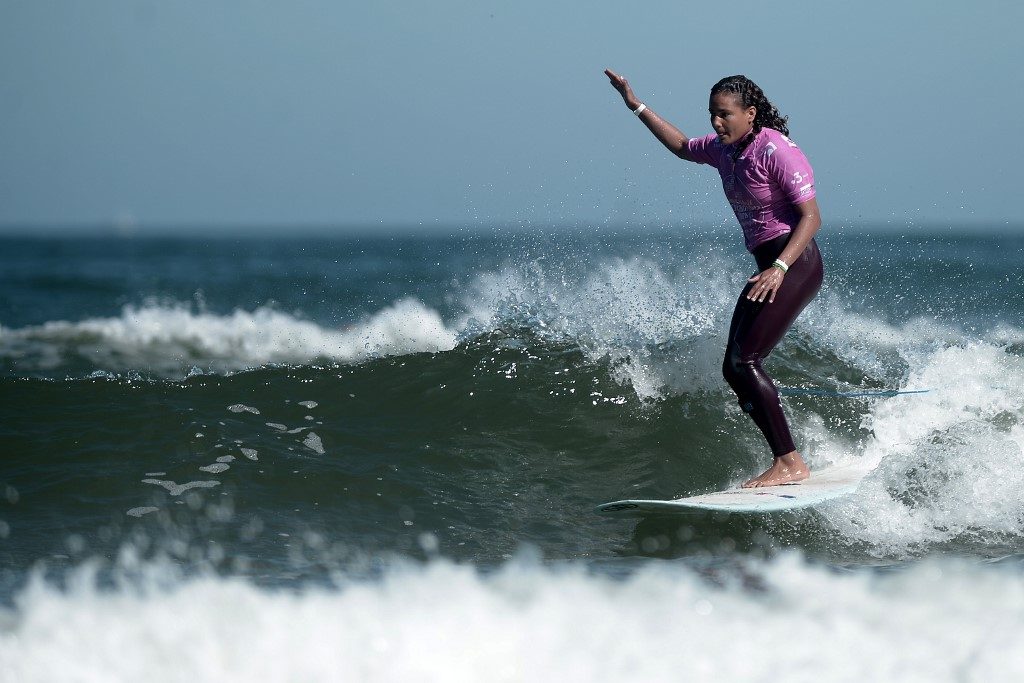 La Française Alice Lemoigne, 22 ans, a été sacrée championne du monde de longboard dimanche, à Biarritz, pour sa première convocation en équipe de France !