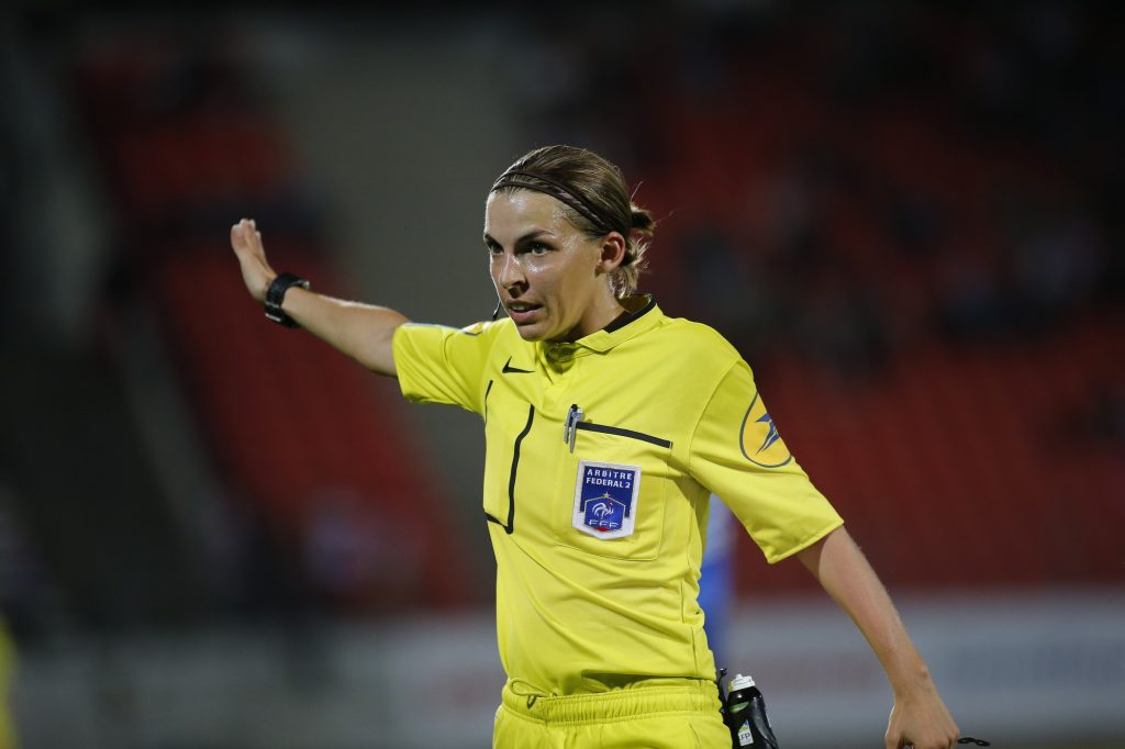 Stéphanie Frappart sera officiellement arbitre en Ligue 1 la saison prochaine