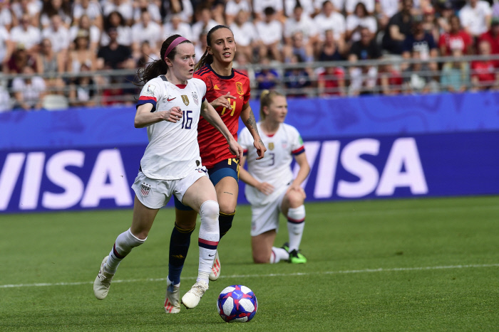CDM France 2019 - Les États-Unis, champions du monde en titre, se sont qualifiés pour les quarts-de-finale de la Coupe du monde féminine de football 2019.