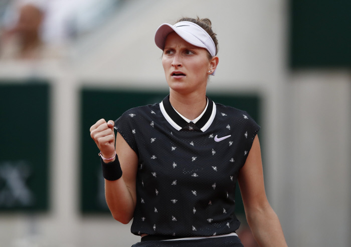 La Tchèque Marketa Vondrousova s’est qualifiée pour la finale de Roland-Garros ce vendredi après sa victoire en deux sets sur la Britannique Johanna Konta. 