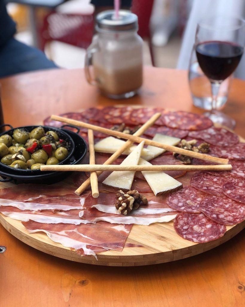 De passage en Bretagne cet été ? Faites un arrêt gourmand et dépaysant à L’Español, un restaurant bar tapas créé par deux handballeuses professionnelles de Brest.