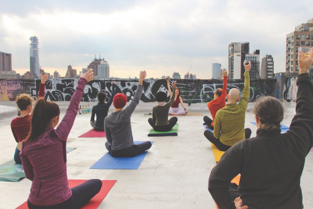 Du yoga chèvre au yoga nu, en passant par le drunk yoga, voici une sélection des disciplines dérivées du yoga les plus dingues et originales qui soient !