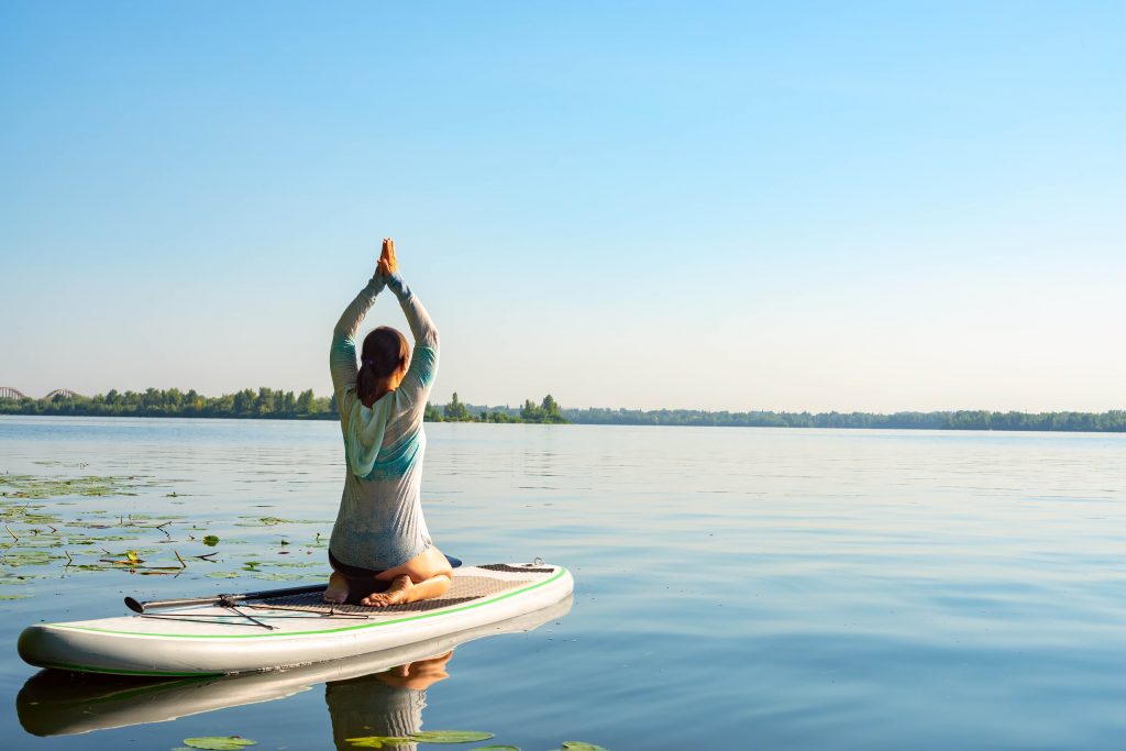 Du yoga chèvre au yoga nu, en passant par le drunk yoga, voici une sélection des disciplines dérivées du yoga les plus dingues et originales qui soient !