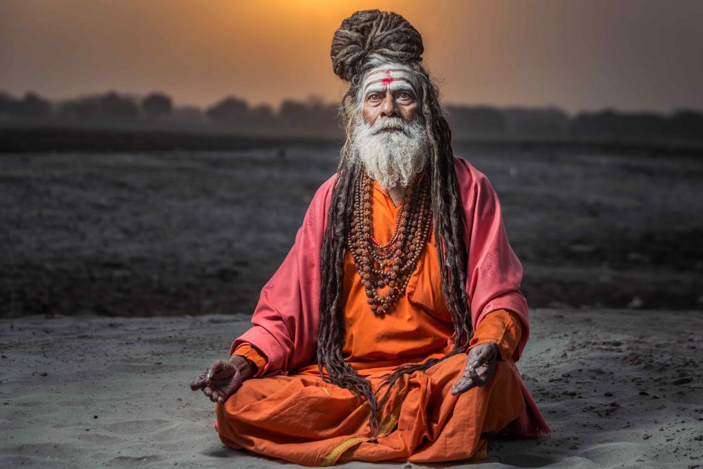 Dossier « Spécial Yoga, cet été on respire ! ». WOMEN SPORTS a enquêté sur les origines du yoga, de l'Inde dans l'Antiquité à l'Occident des temps modernes.