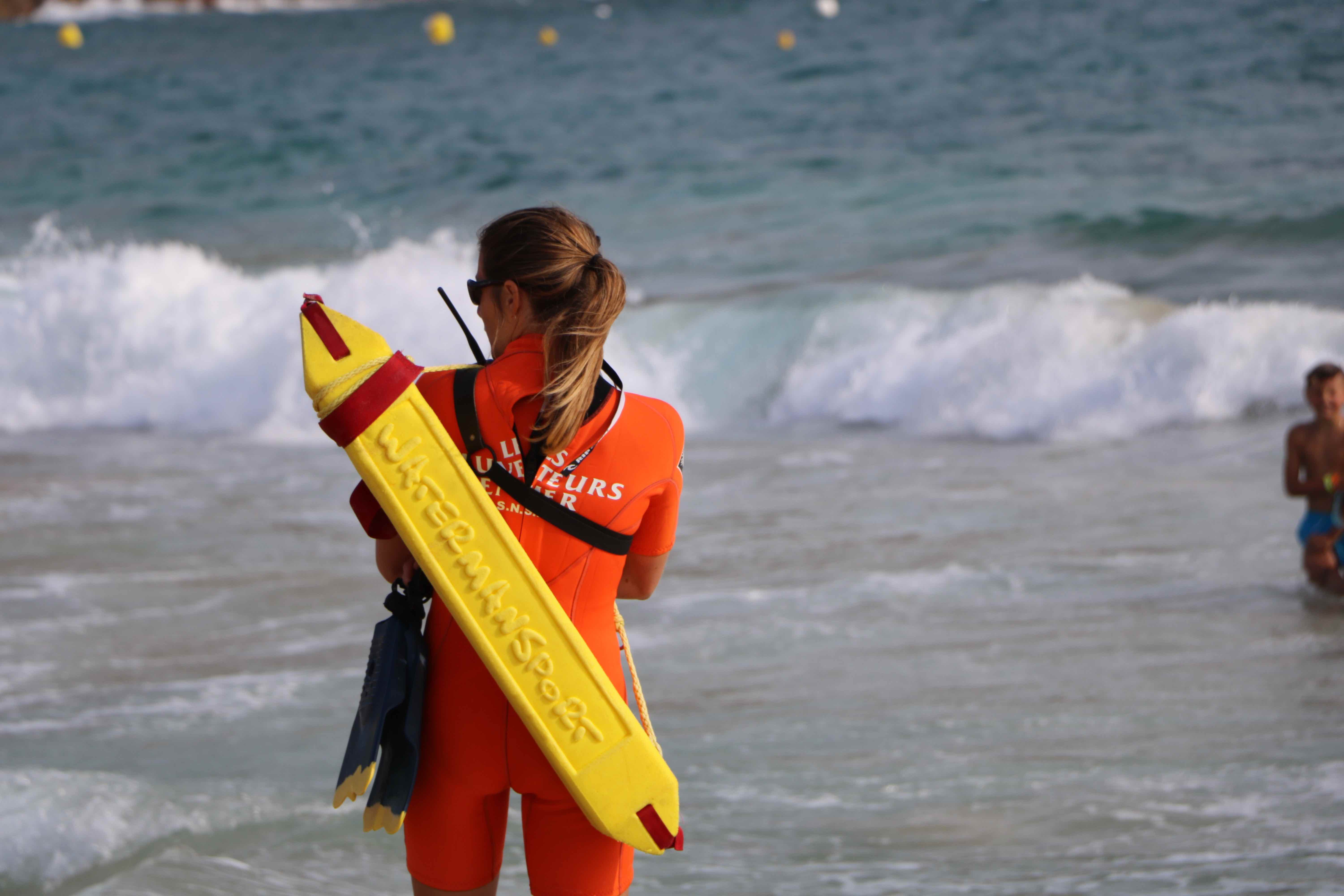 Delphine Guillot est nageuse sauveteuse en mer à la SNSM. Elle nous raconte son quotidien sur les plages l'été entre passion, secourisme et engagement. 