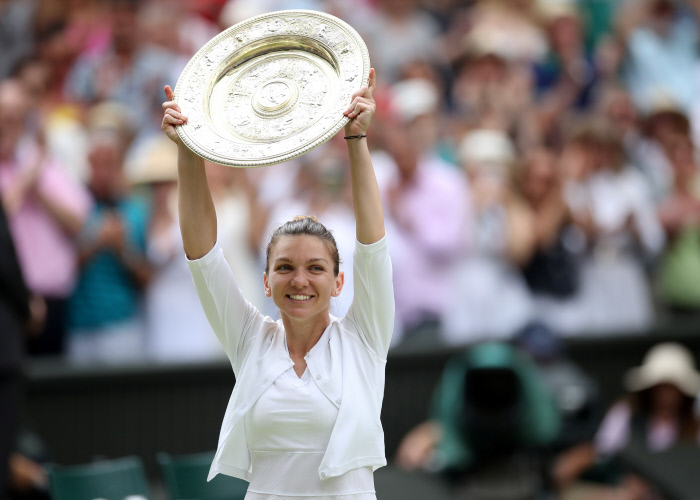 Simona Halep a remporté le tournoi de Wimbledon samedi, à Londres, en battant en finale l’Américaine aux 23 titres en Grand Chelem, Serena Williams.