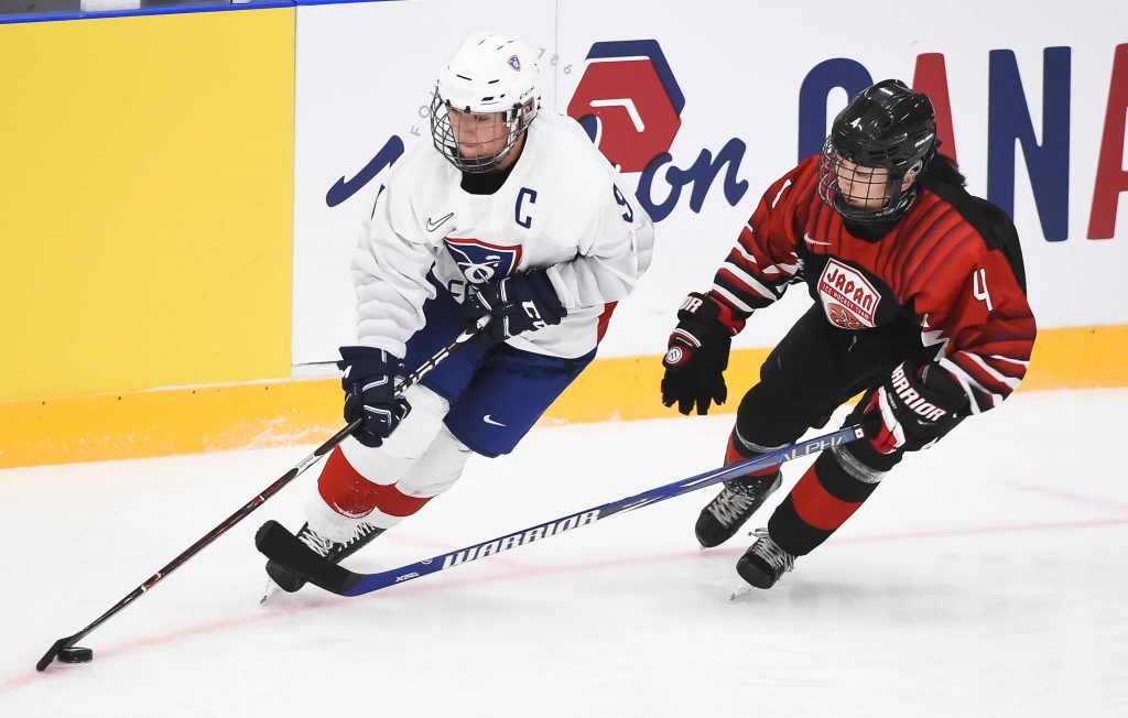 Emma Ponthieu, capitaine de l’équipe de France féminine de hockey sur gazon, et Marion Allemoz, capitaine de l’équipe de France féminine de hockey sur glace, se sont prêtées au jeu de l’interview croisée.