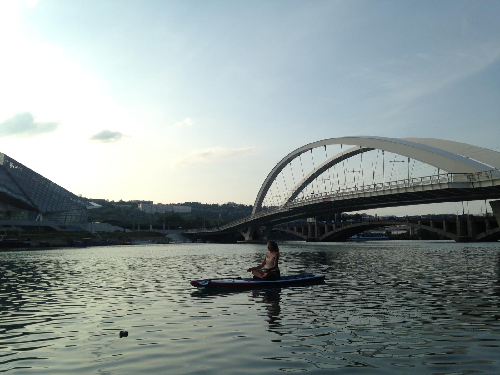 Paddle yoga urbain : le yoga sur l’eau pour se reconnecter