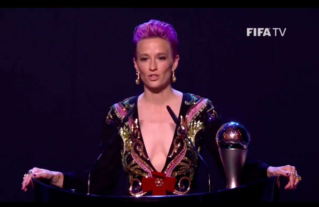 Megan Rapinoe a été élue meilleure joueuse de l’année lors de la cérémonie des Trophées FIFA The Best 2019 qui a eu lieu lundi soir, à Milan (Italie).
