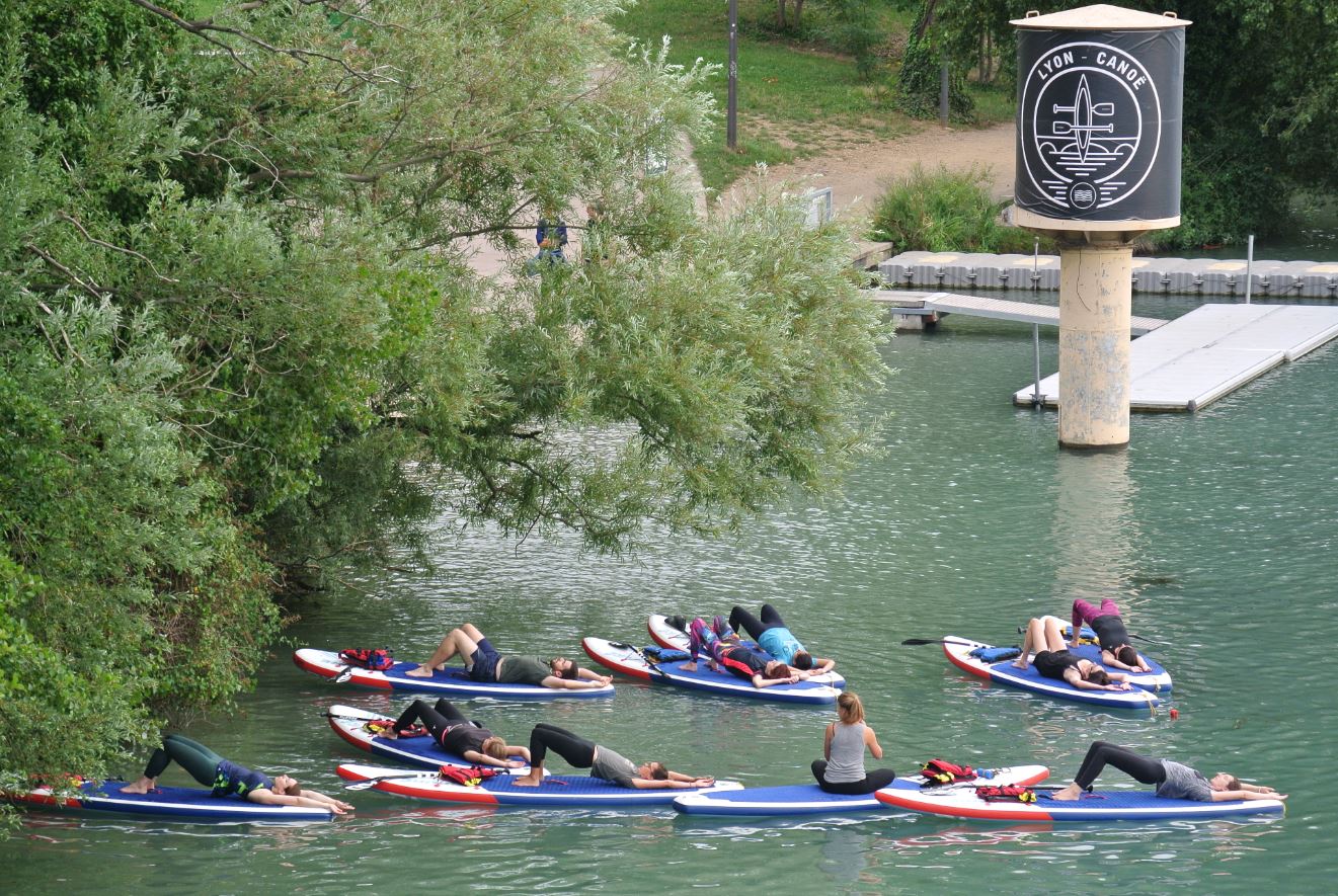 Paddle yoga urbain : le yoga sur l’eau pour se reconnecter