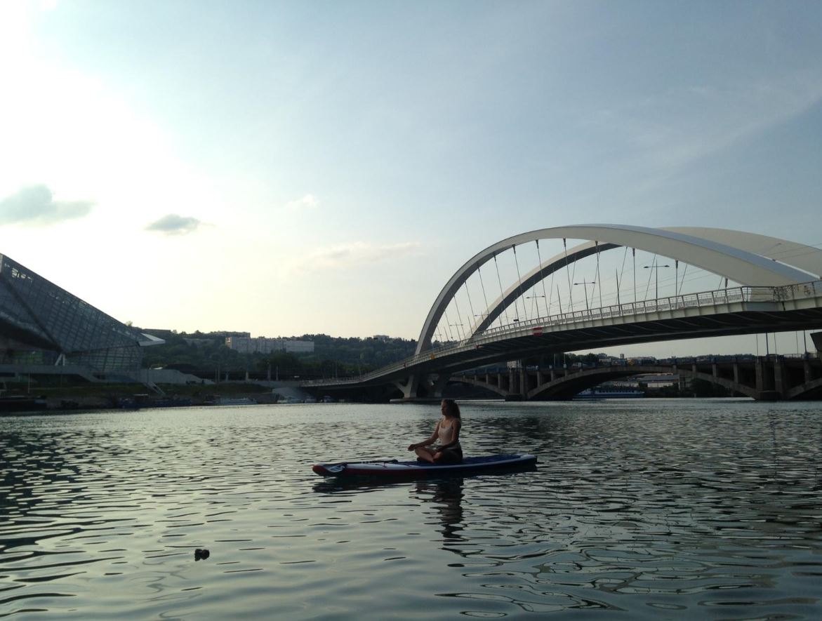 Paddle yoga urbain : le yoga sur l’eau pour se reconnecter