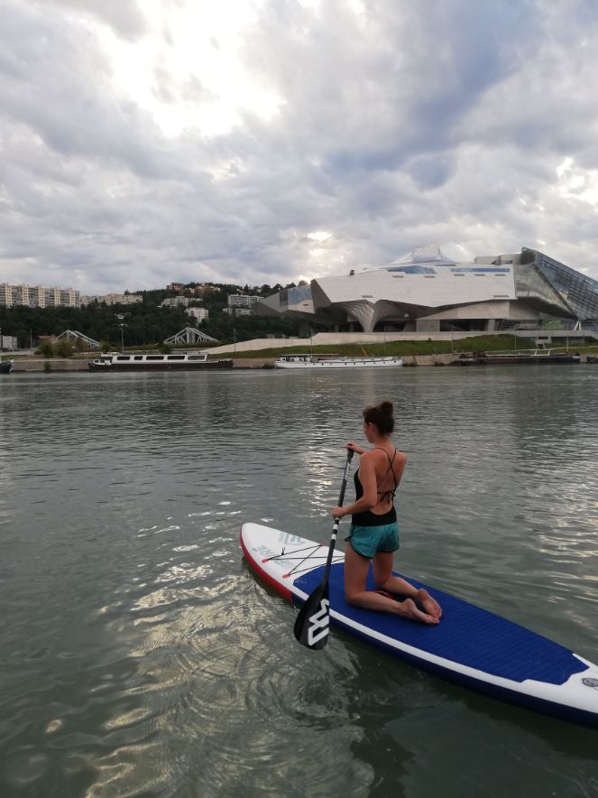 Paddle yoga urbain : le yoga sur l’eau pour se reconnecter