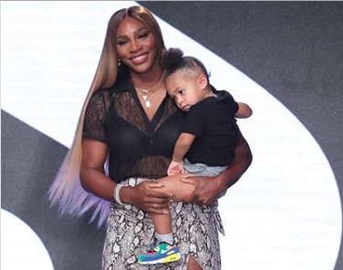 À 2 ans, la fillette de Serena Williams est déjà mannequin !