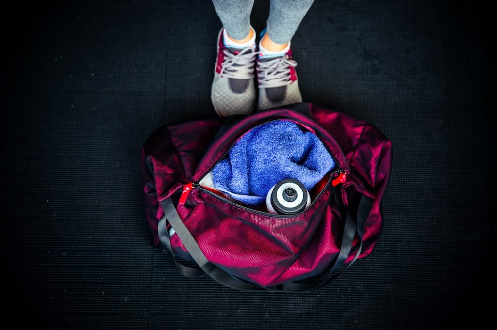 Avant une compète ou un challenge sportif, on glisse quoi dans sa trousse de voyage ? Des accessoires mini pour bagage cabine ou sac de rando.