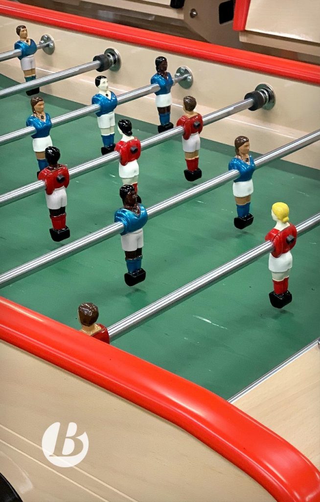 Nicole Abar, ancienne star du football, a fait ajouter au catalogue de Bonzini, le fabriquant de baby-foots, une figurine féminine et créé des jeux mixtes.