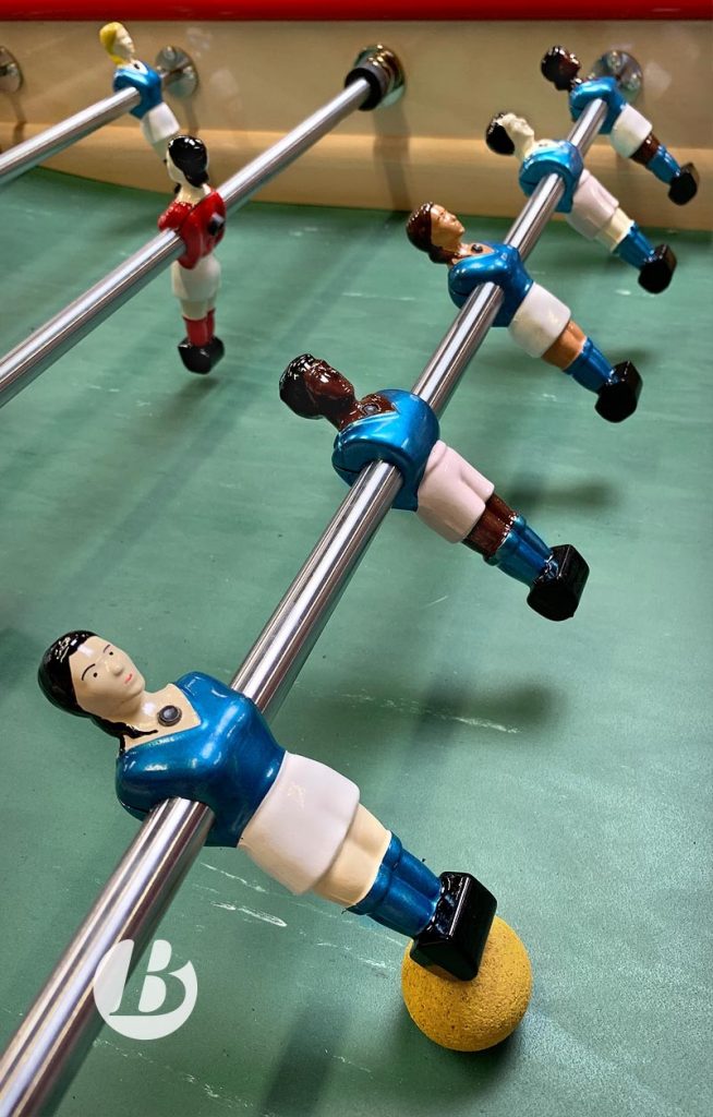 Nicole Abar, ancienne star du football, a fait ajouter au catalogue de Bonzini, le fabriquant de baby-foots, une figurine féminine et créé des jeux mixtes.