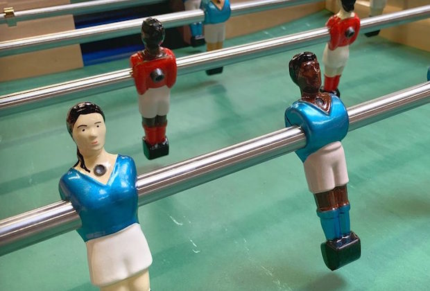 Nicole Abar, ancienne star du football, a fait ajouter au catalogue de Bonzini, le fabriquant de baby-foots, une figurine féminine et créé des jeux mixtes.