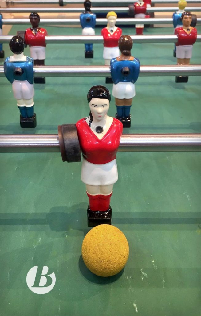 Nicole Abar, ancienne star du football, a fait ajouter au catalogue de Bonzini, le fabriquant de baby-foots, une figurine féminine et créé des jeux mixtes.