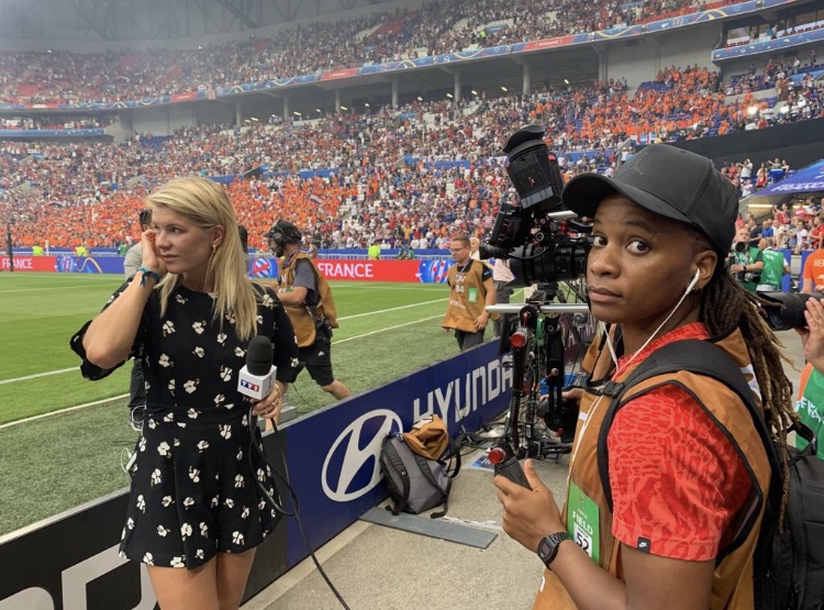 L'ex-footballeuse Élodie Thomis est aujourd'hui journaliste reportage d'images, spécialisée dans la caméra. Elle nous raconte son parcours de reconversion.