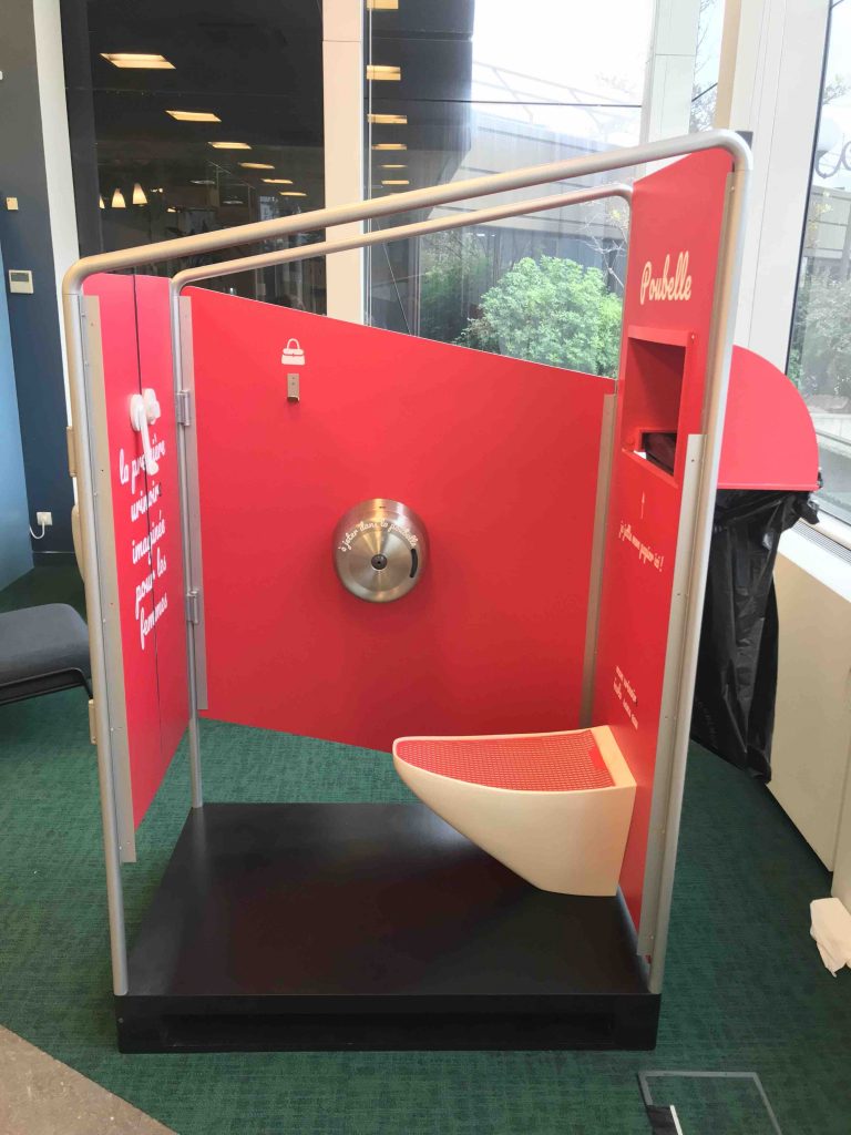 Avec « madamePee », la première « urinoire » mobile conçue pour les femmes, aller aux toilettes dans les lieux publics n’est plus un cauchemar.