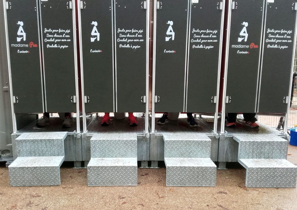 Avec « madamePee », la première « urinoire » mobile conçue pour les femmes, aller aux toilettes dans les lieux publics n’est plus un cauchemar.