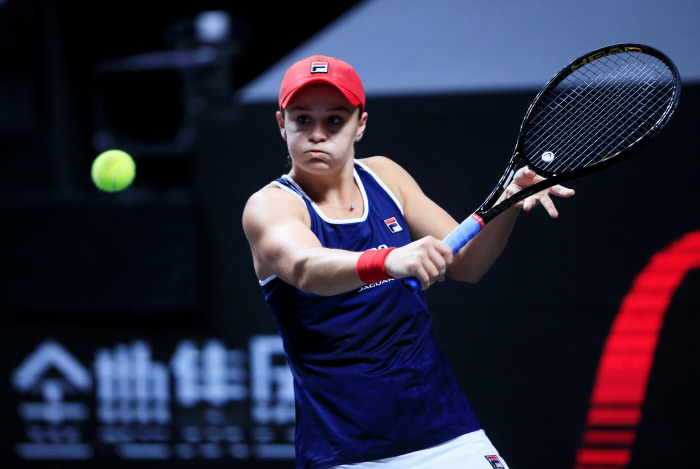 L'Australienne Ashleigh Barty, N.1 mondiale, s'est qualifiée ce jeudi pour les demi-finales du Masters 2019 de Shenzhen en battant la Tchèque Petra Kvitova.