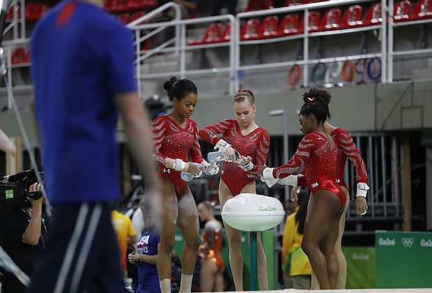 L’Américaine Simone Biles, reine incontestée de la gymnastique artistique, a conduit son pays vers un cinquième titre mondial consécutif par équipes mardi.