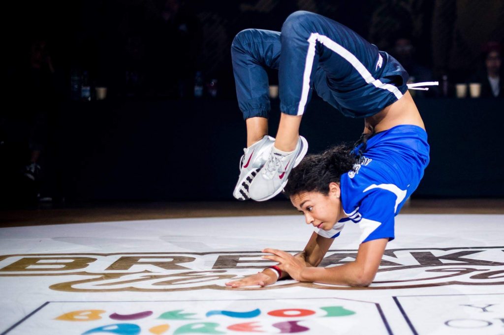 Señorita Carlota, 17 ans, nous fait découvrir le breakdance qui mêle milieu artistique, sport, musique et personnalité, au programme des Jeux de Paris-2024.