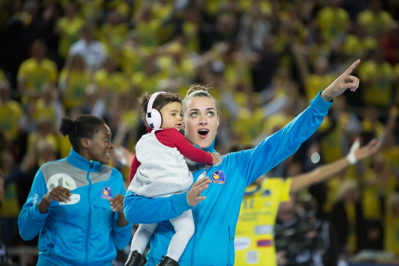 Sportives et pause bébé : le boom des mamans championnes