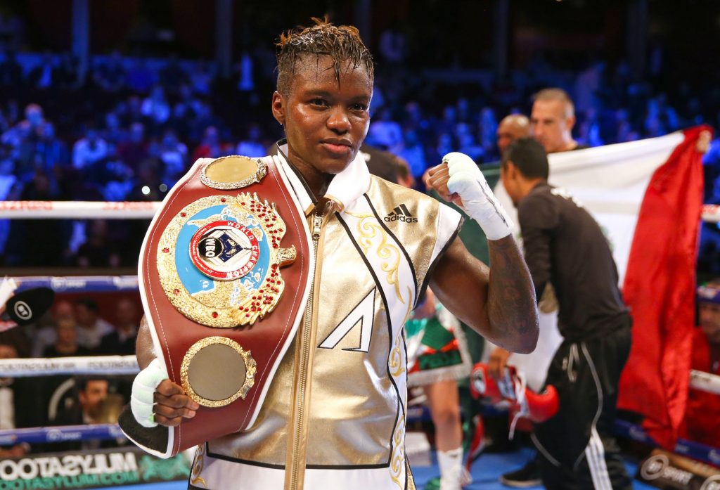 Nicola Adams, première championne olympique de boxe féminine en 2012 à Londres, souhaite arrêter la pratique pour « préserver l'intégrité de sa vue ».