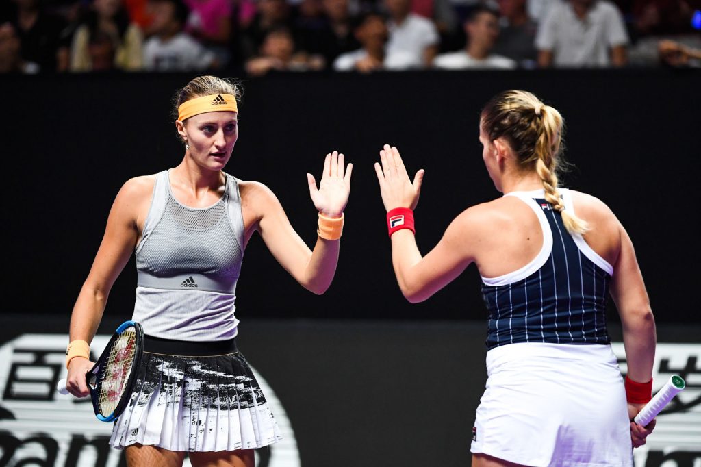 La Française Kristina Mladenovic et sa partenaire Timea Babos, tenantes du titre, ont remporté le double dames du Masters 2019 de Shenzhen dimanche.