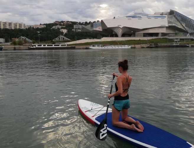 Paddle yoga urbain : et si on testait le yoga sur l'eau pour se reconnecter ?