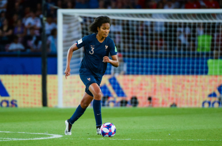 La joueuse de l’Olympique lyonnais a annoncé cette grande nouvelle sur les réseaux sociaux. Son autobiographie « Mon Étoile » paraîtra le 4 décembre.