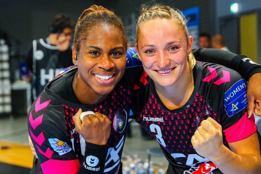 Le Brest Bretagne Handball fait la promotion du sport de haut-niveau féminin pour inciter à la pratique, avec sa campagne « Bousculons les clichés ».