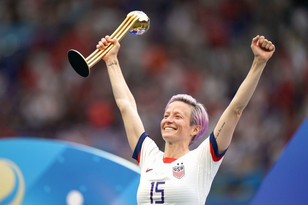 La championne du monde américaine Megan Rapinoe a remporté le deuxième Ballon d’Or France Football féminin de l’histoire du football.