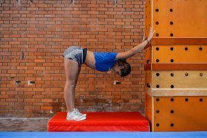 Une coach de Paris Cheer nous montre comment réaliser une bonne séance de stretching pour être aussi souple et tonique que les athlètes du club.