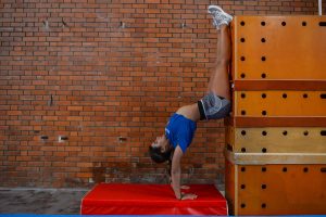 Une coach de Paris Cheer nous montre comment réaliser une bonne séance de stretching pour être aussi souple et tonique que les athlètes du club.