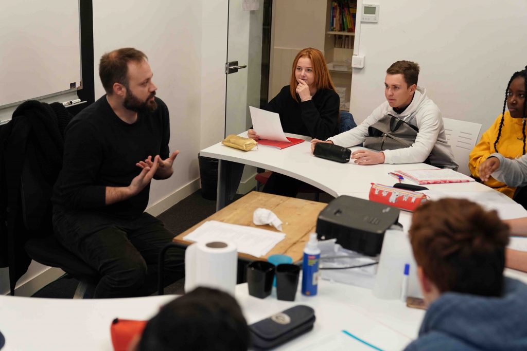 Pour mener à bien son double projet sportif et scolaire, Clémence Martin a fait confiance à Acadomia. Étudiante, golfeuse et bosseuse, voici son quotidien !