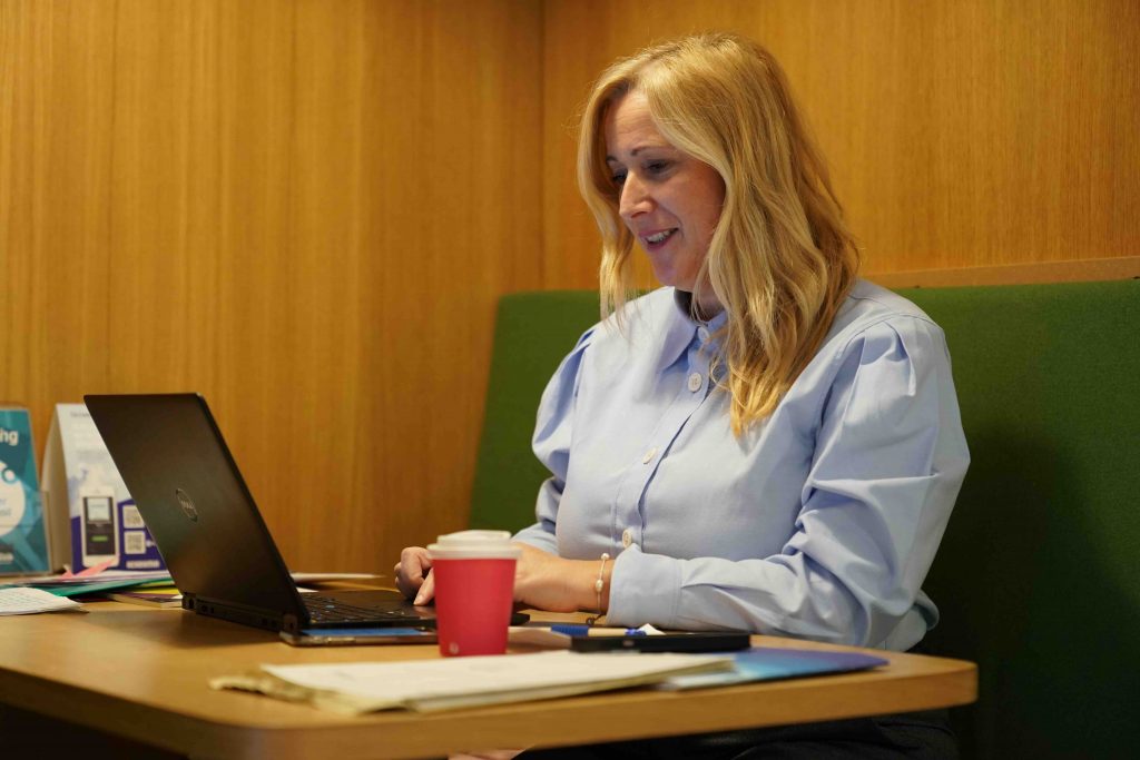 Pour mener à bien son double projet sportif et scolaire, Clémence Martin a fait confiance à Acadomia. Étudiante, golfeuse et bosseuse, voici son quotidien !