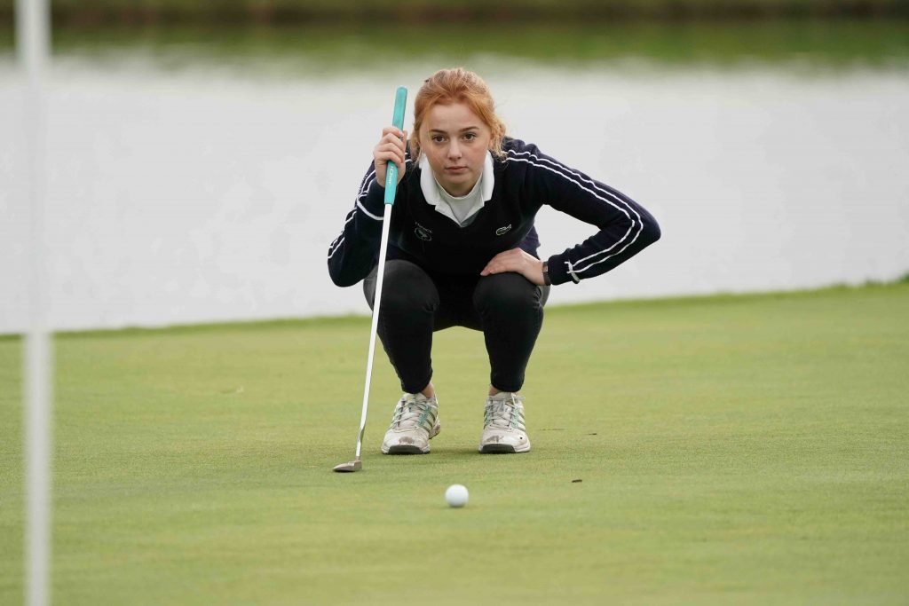 Pour mener à bien son double projet sportif et scolaire, Clémence Martin a fait confiance à Acadomia. Étudiante, golfeuse et bosseuse, voici son quotidien !