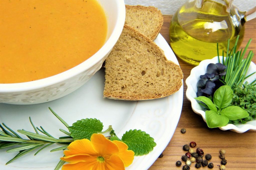 Alors, réchauffons-nous le corps et le coeur avec cette délicieuse soupe aux patates douces et poivrons, dont la recette a été prise sur Marmiton.