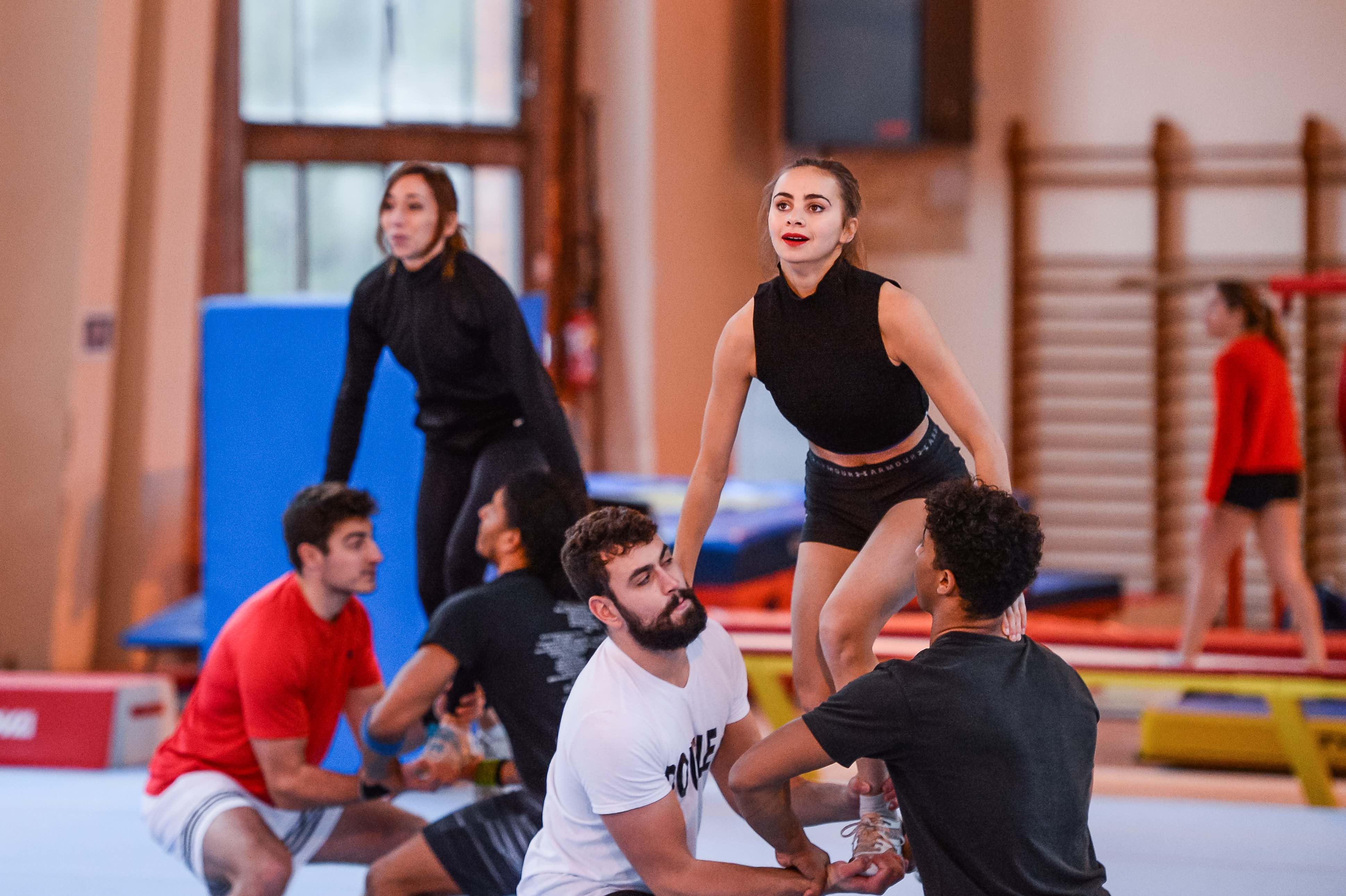 Nous avons infiltré Paris Cheer, le plus gros club de cheerleading de France, à la découverte d'une discipline mal connue, athlétique et très spectaculaire.