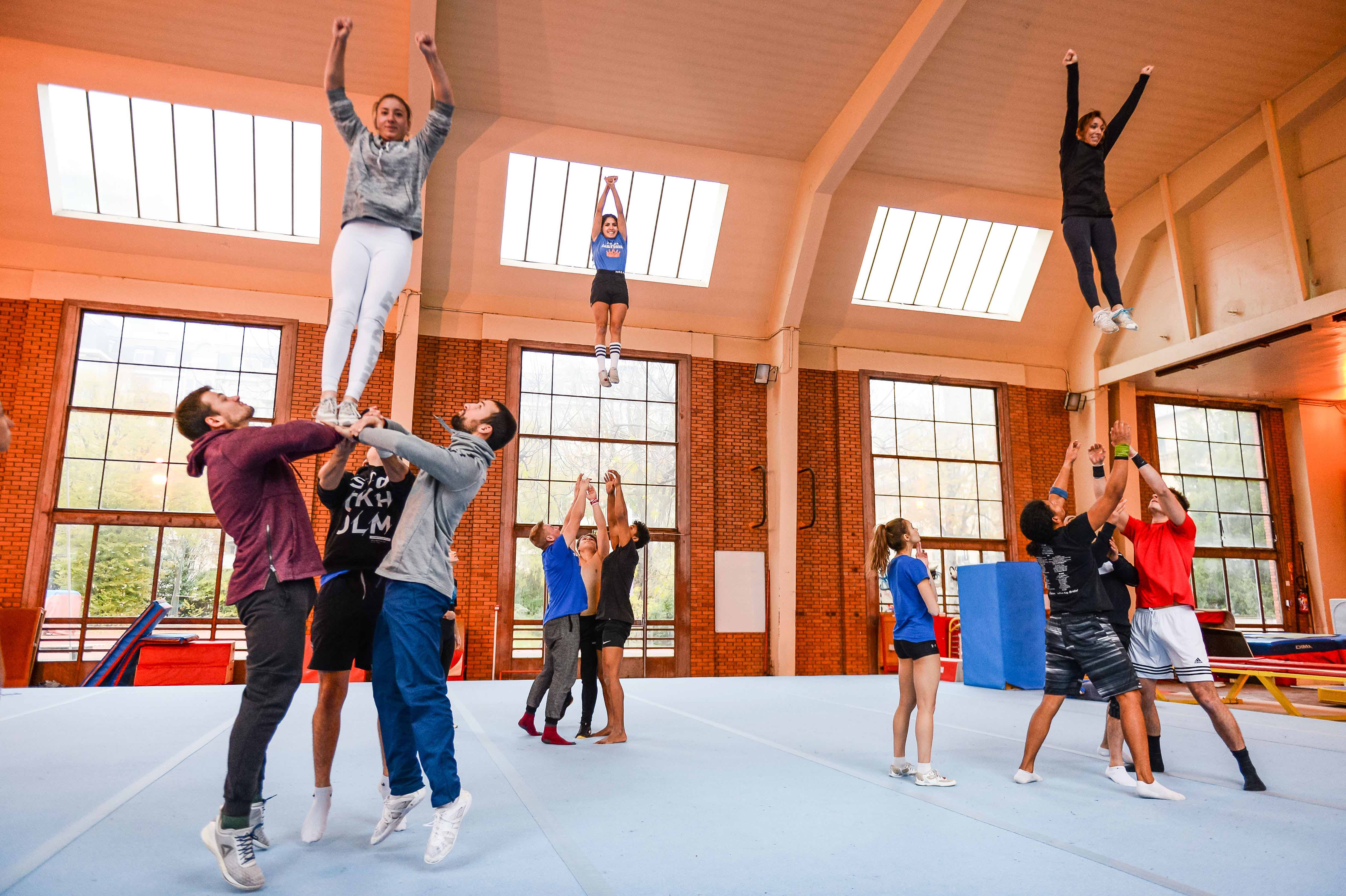 Nous avons infiltré Paris Cheer, le plus gros club de cheerleading de France, à la découverte d'une discipline mal connue, athlétique et très spectaculaire.