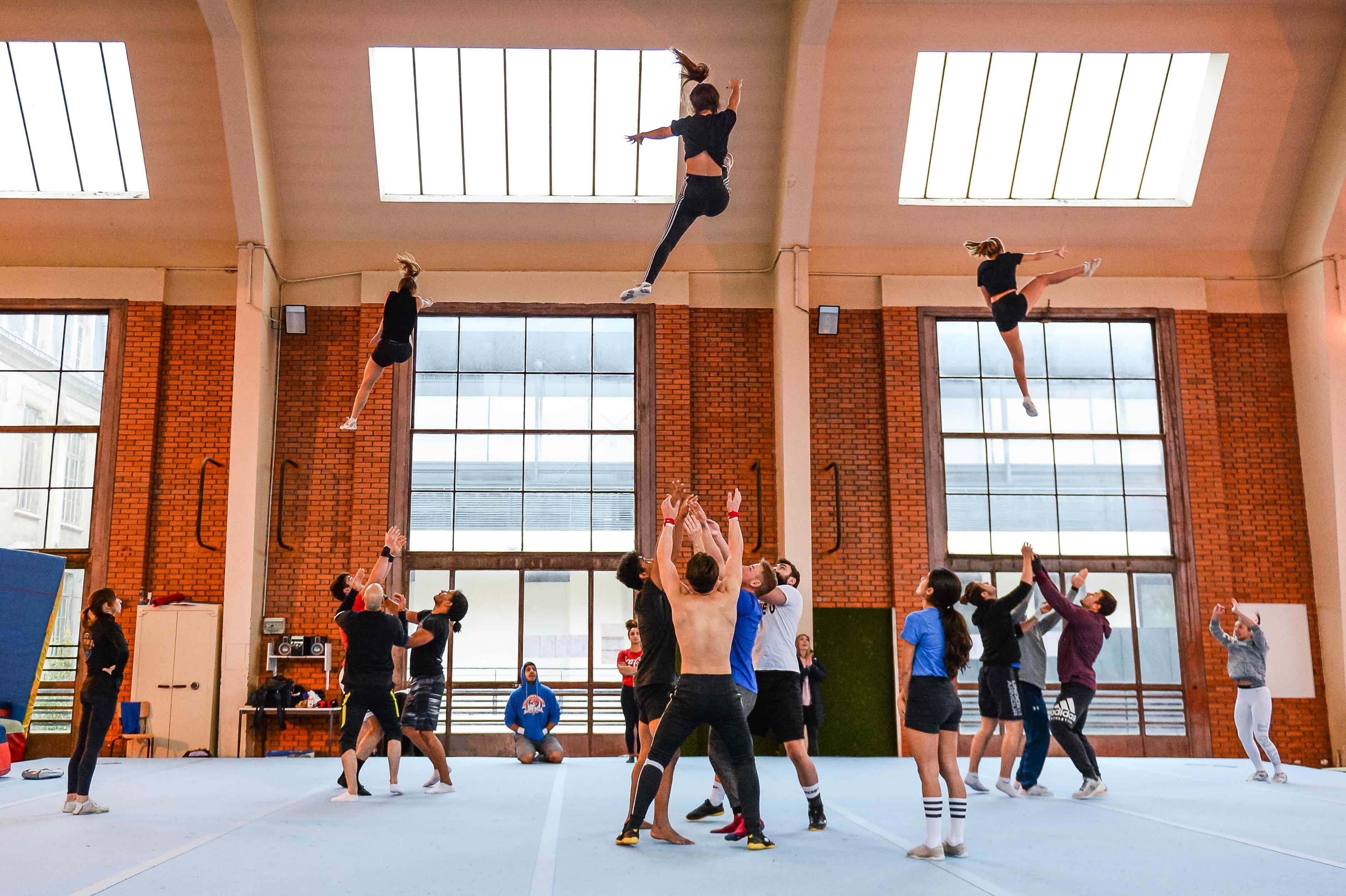 Nous avons infiltré Paris Cheer, le plus gros club de cheerleading de France, à la découverte d'une discipline mal connue, athlétique et très spectaculaire.